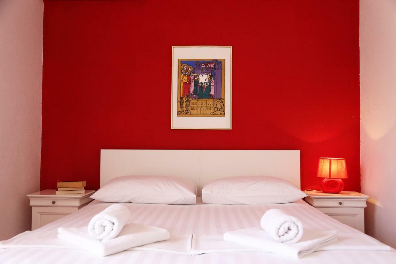 Tanya-apartments And Gostinjska kuća 3*